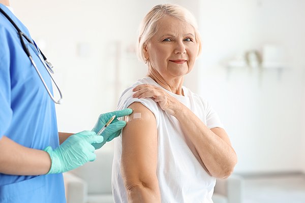 Seniorin erhält Grippeimpfung