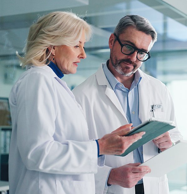 Ärztin und Arzt beraten über weitere Therapie