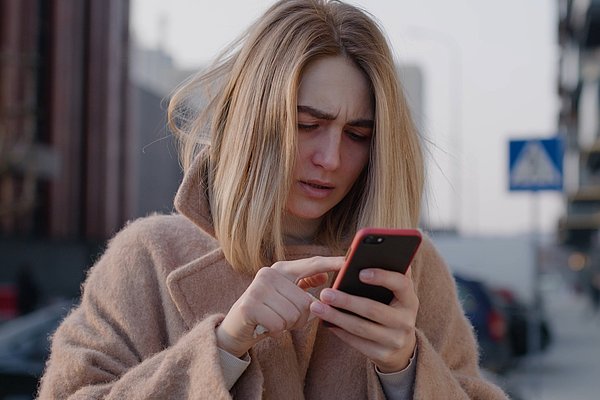 Junge, krank aussehende Frau, sucht Informationen im Handy
